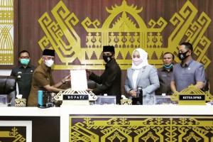 Bupati Pringsewu Sampaikan Raperda APBD 2021