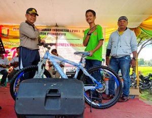 Kapolres Pringsewu Sumbang Doorprize Sepeda dan 5 HP di Acara Puncak HPN.