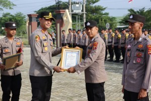 Belasan Personel Polres Pringsewu Terima Penghargaan Khusus