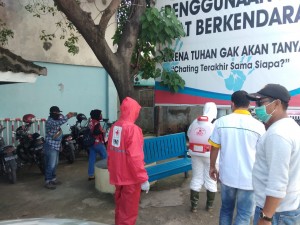 PMI Dan PWI Pringsewu Lakukan Penyemprotan Disinfektan Di Pool Kendaraan Penumpang Umum.