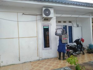 Warga Perumahan Bumi Waras I  Semprot Disinfektan Secara Mandiri