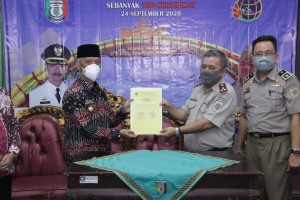 BPN Serahkan 100 Sertipikat Tanah Milik Pemkab Pringsewu