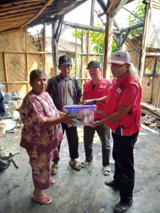 PMI Pringsewu Beri Bantuan Nenek Hartini