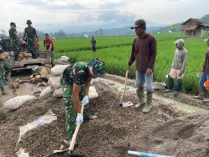 TMMD: TNI Dan Masyarakat Gotong Royong Bangun Jalan Dan Talud