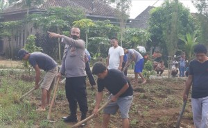 Polsubsektor Pantura Gelar Gotong Royong di Pekon Kamilin