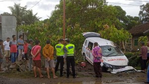 Satlantas Polres Tanggamus Olah TKP Kecelakaan Ambulance Vs Motor