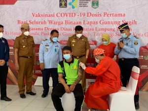 Plt Kakanwil Kumham Lampung Pantau Vaksinasi di Lapas II.B Gungung Sugih