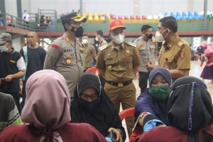 Polres Lambar Dan Gerakan Literasi Daerah Laksanakan Vaksinasi Covid-19.