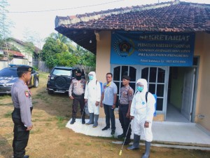 Polres Pringsewu Serius Cegah Covid-19, Kantor PWI Ikut Disemprot Disinfektan.