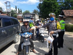 Satlantas Polres Pringsewu Bagikan Masker.