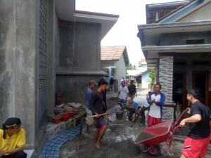 Warga Way Tuba Gotong Royong Bangun Jalan Sepanjang 35 Meter.