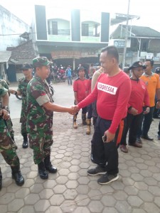 Wabup Pringsewu Membaur Bersama Warga Bergotong-royong Membersihkan Lingkungan.