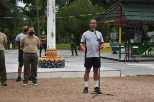 Danpussenif Kodiklat TNI AD Olahraga Bersama Prajurit Yonif 143/TWEJ