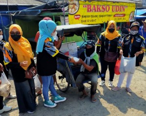 Forkowa GMBI Pringsewu Bagi-Bagi Nasi Bungkus Warga Gadingrejo