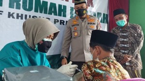 Polres Tanggamus Gelar Vaksinasi dan Serahkan Bansos Ke Ponpes Bahrul Ulum