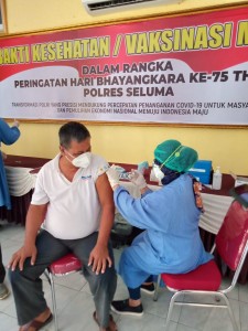 Ratusan Karyawan PTPN VII Padangpelawi Vaksinasi di Polres Seluma