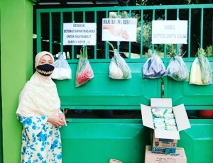 Ketua TP-PKK Pringsewu Berbagi Sayuran Melalui Siger