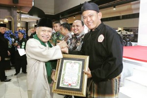 Wabup Pringsewu Terima Penghargaan Serat Wawangi.