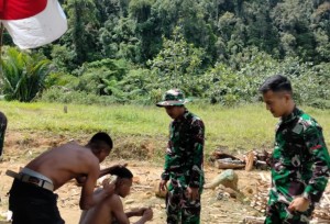 Personil Pos Tatakra RI-PNG Beri Pelatihan Pangkas Rambut Pemuda Papua