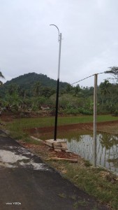 Warga Pekon Banyumas Pasang Lampu Penerangan Jalan Makam.