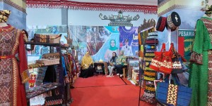 Sulam Jelujur Hiasi Anjungan Pesawaran di Lampung Fair 2022