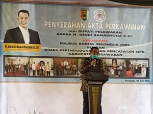 Bupati Pesawaran Serahkan 162  Pasang Akte Perkawinan Bagi Umat Budha