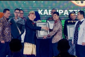 Pj Bupati Pringsewu Terima Penghargaan STBM Award 2024