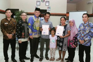 Wabup Fauzi Serahkan Akte Nikah Secara Simbolis Ke Warga
