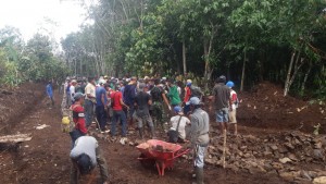 Warga Pekon Gunungraya Dan Way Kunyir, Aktif Bantu Kegiatan TMMD.