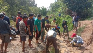 Bersama Marga Belimbing, Wabup Pesibar Gotong Royong Bersihkan Jalan Way Haru