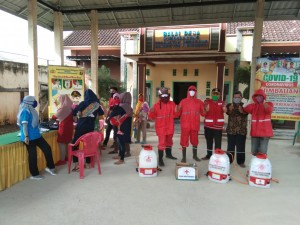 Relawan PMI Pringsewu Lakukan Penyemprotan Disinfektan Di Pekon Sumberagung.