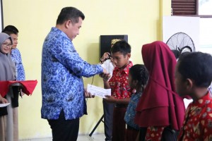 Bupati Dendi dan BAZNAS Beri Bantuan Beasiswa Murid Berprestasi Zona II