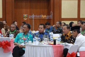 Bupati Pesibar Hadiri Simposium Nasional Songsong Indonesia Emas 2045