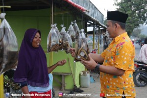 Wabup Pringsewu Tinjau Sentra Penjualan Belut di Bulukarto