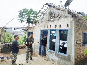 Rusak Diterjang Hujan dan Angin. Banser, IVO, dan Tagana Pringsewu Gotong Royong Perbaiki Rumah Edi