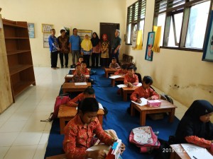 Kegiatan Belajar Mengajar Di SDN 57 Gedongtataan Duduk Dilantai/Lesehan.