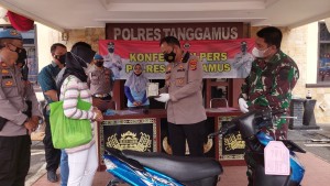 Didampingi Dandim 0424, Kapolres Tanggamus Serahkan Motor Korban Pencurian