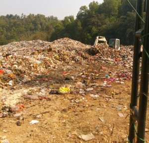 Tidak Terurus, Tumpukan Sampah TPA Bumi Arum Pringsewu Over Kapasitas