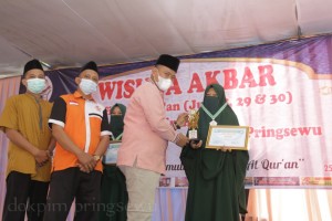 Emak-emak di Pringsewu Ikuti Wisuda Tahfizh Quran