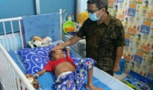 Anggota DPRD Lampung Beri Santunan Penderita Tumor Stadium 4