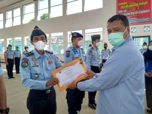 Kanwil Kemenkumham Lampung Beri Penghargaan Delapan Petugas Lapas Kota Agung