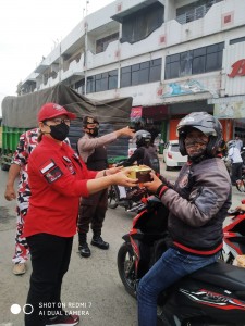 Srikandi PBB dan Polres Pringsewu Berbagi Takjil.