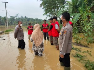 Wakapolres dan Kabag Ops Polres Tanggamus Cek Lokasi Banjir di Semaka