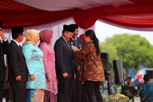 Menko PMK Serahkan Satya Lencana Kebaktian Sosial 2017 kepada Gubernur Lampung