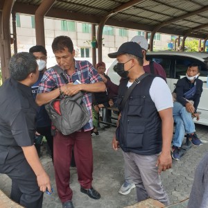 Tim Tabur Kejaksaan Agung Amankan Buronan Tipikor  Agus Mulyana.