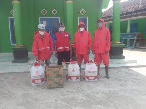 Jelang Sholat Idul Adha 1441 H, PMI Pringsewu Semprot Disinfektan Di Masjid Dan Mushola.