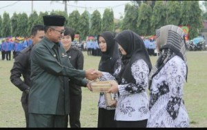 Peringati HUT PGRI Ke-72 Gubernur Lampung Bagi 26 Ribu Baju Batik.