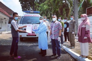 Bupati Pringsewu Hantarkan Pasien Covid-19 Yang Dinyatakan Sembuh.