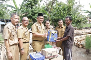 Wabup Pringsewu Serahkan Bantuan Korban Angin Puting Beliung