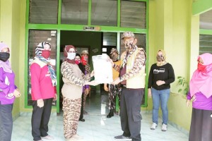 Pramuka Kwarcab Pringsewu Bagikan Masker Dan Penyemprotan Disinfektan.